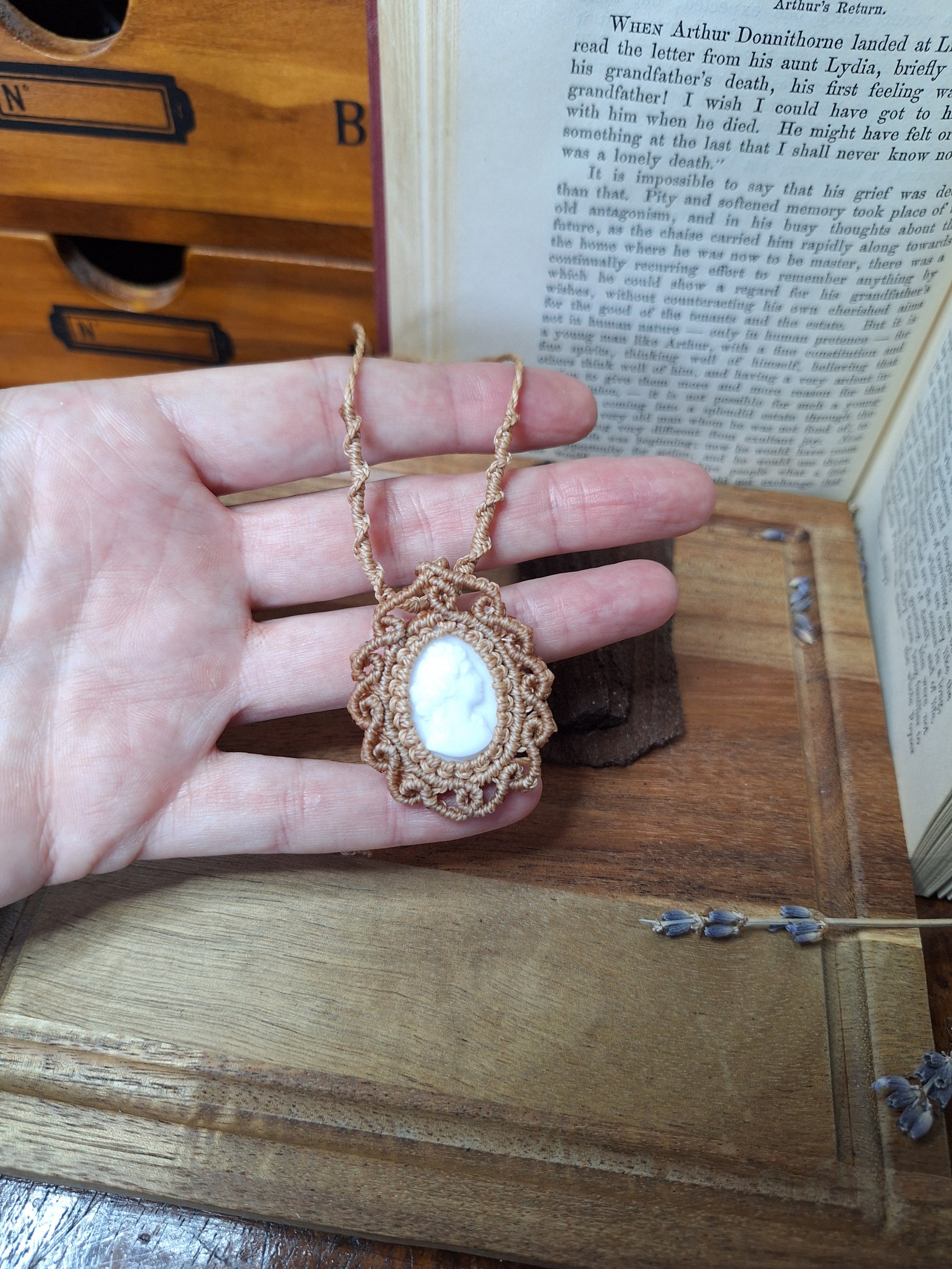 Makramee Kette mit Gemme aus Vintage-Glas3