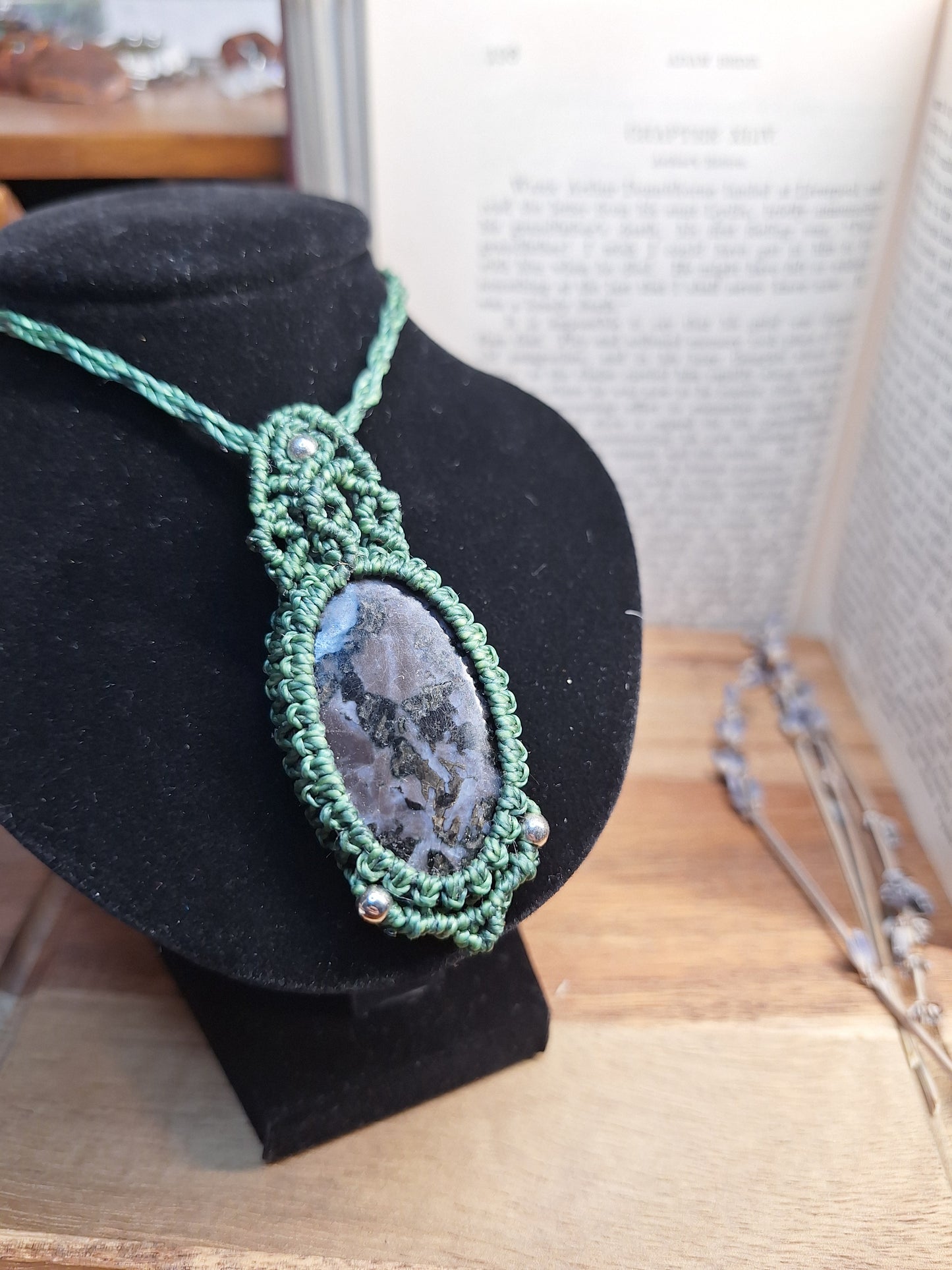 Makramee Kette mit einem Gabbro