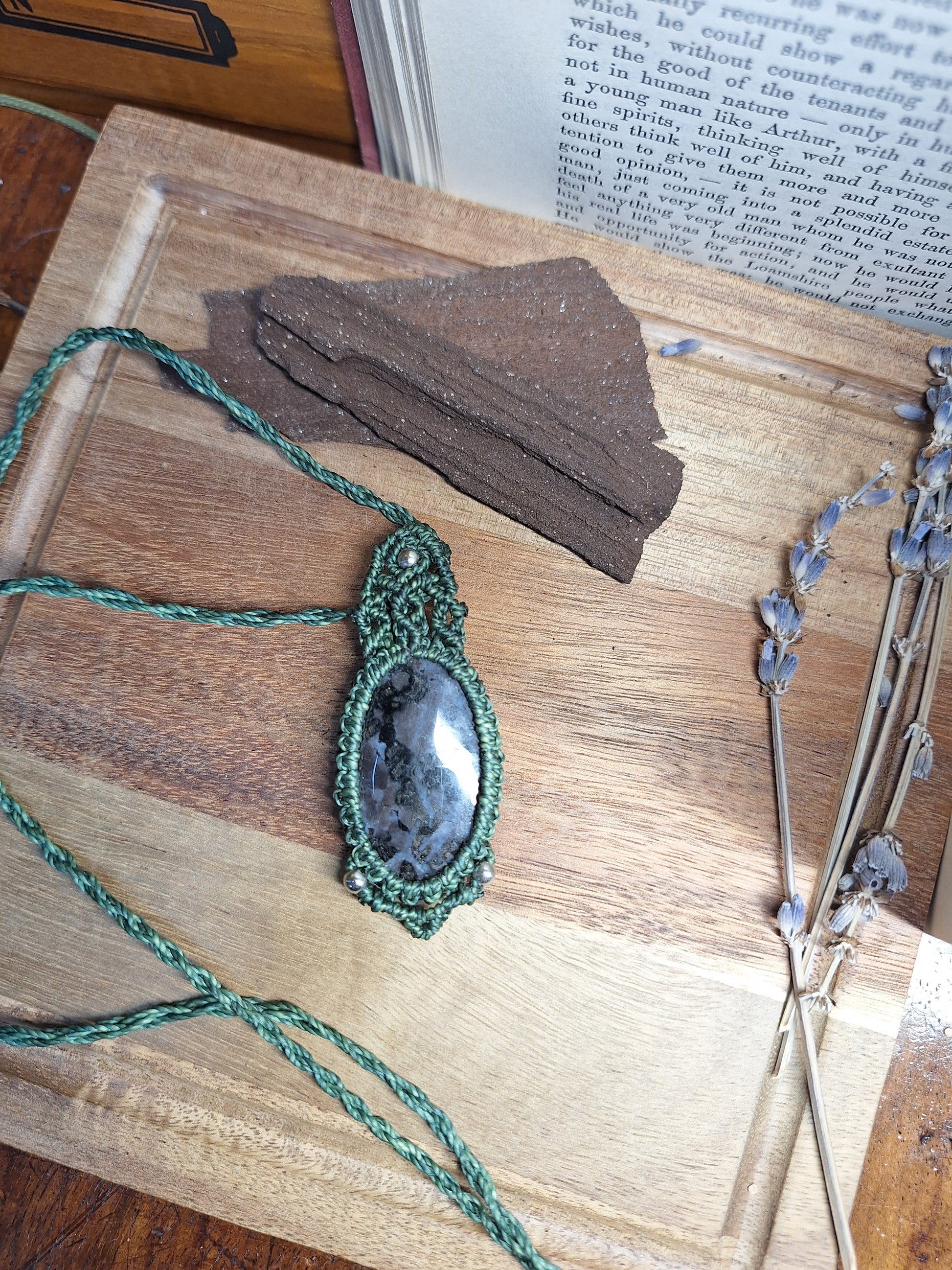 Makramee Kette mit einem Gabbro