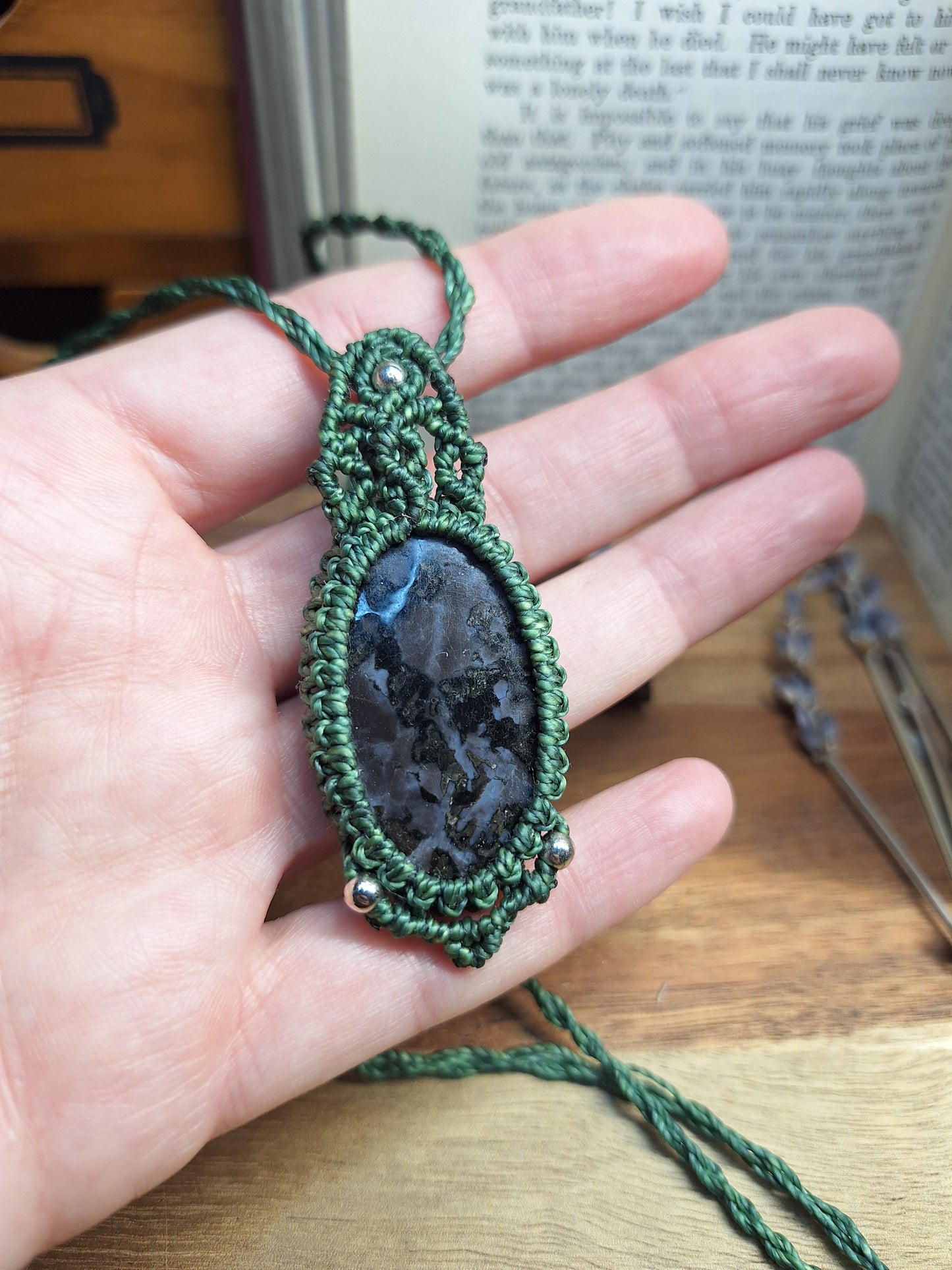 Makramee Kette mit einem Gabbro