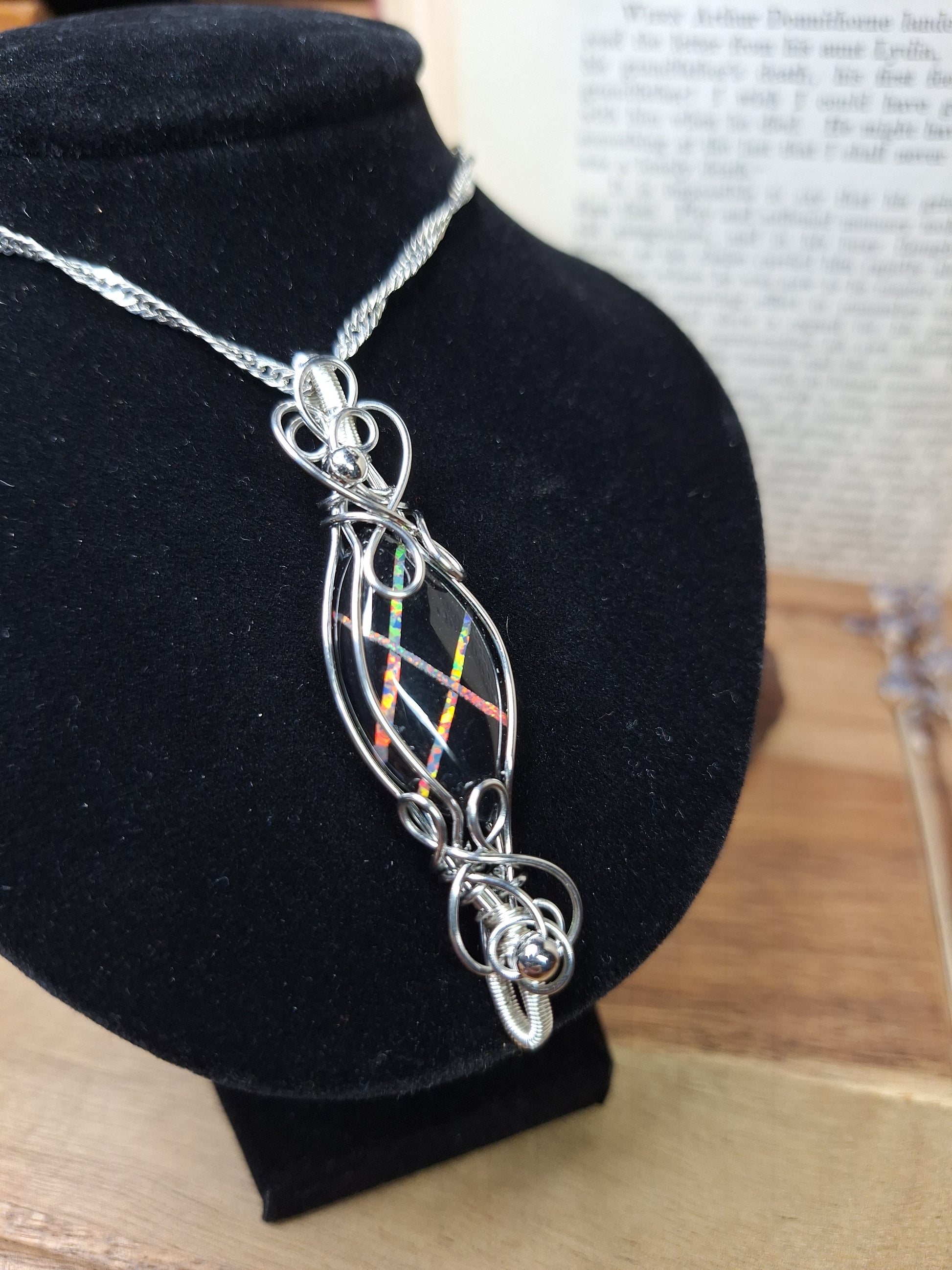 Onyx - Aurora Opal Anhänger aus Edelstahldraht
