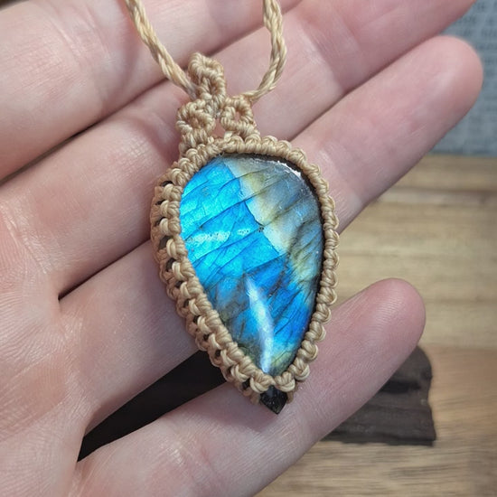 Kette mit blauer Labradorit-Träne