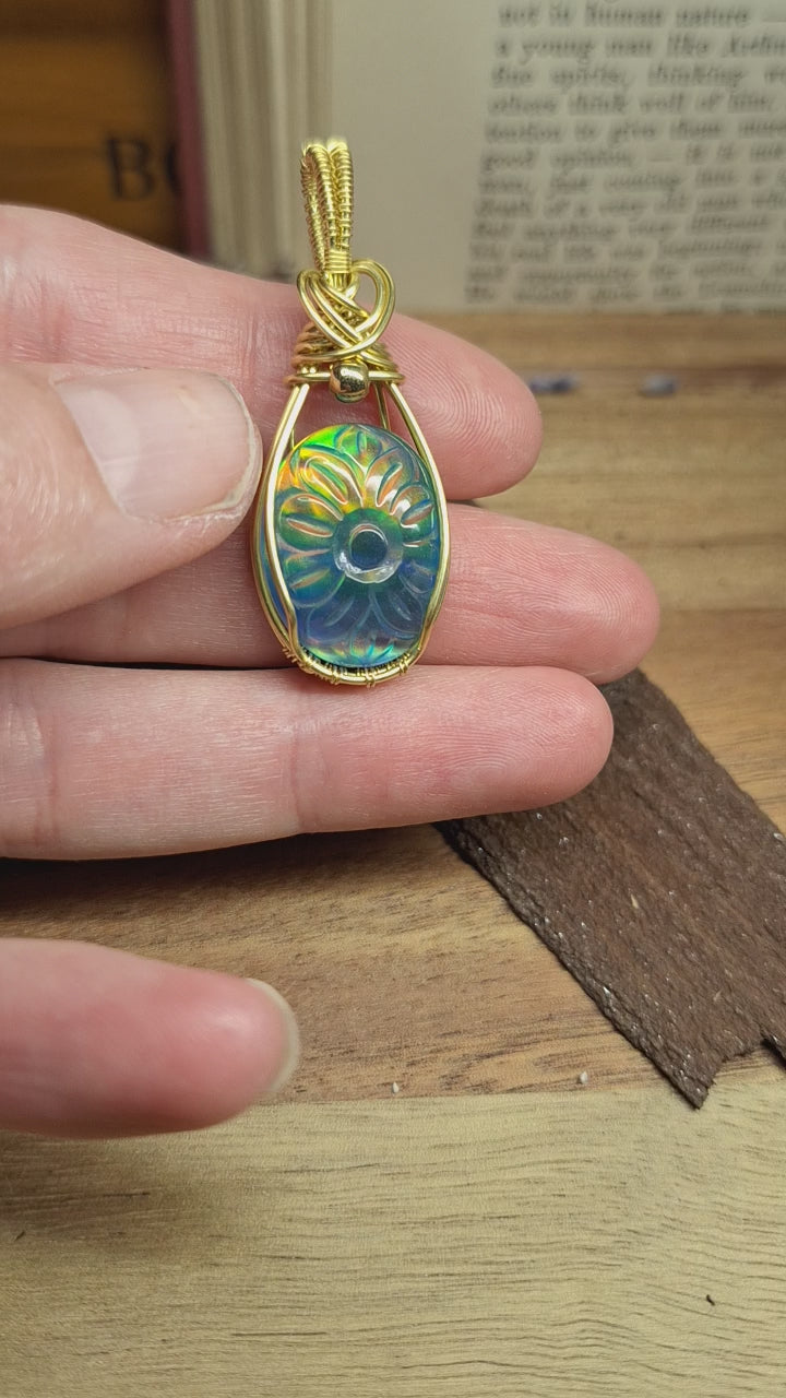 Kettenanhänger mit Aurora-Opal Blume-v
